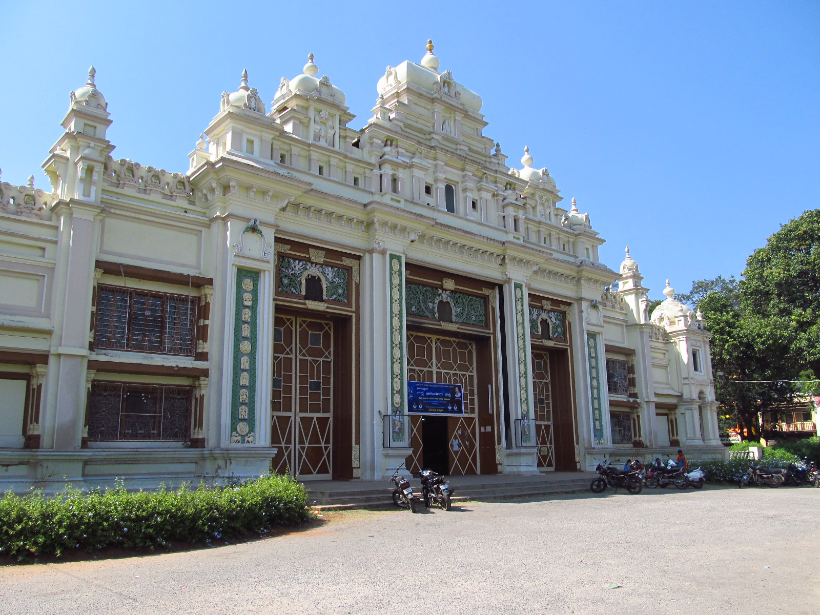 Jaganmohan Palace Art Gallery exterior — 19th-century Indo-Saracenic architecture, Mysore