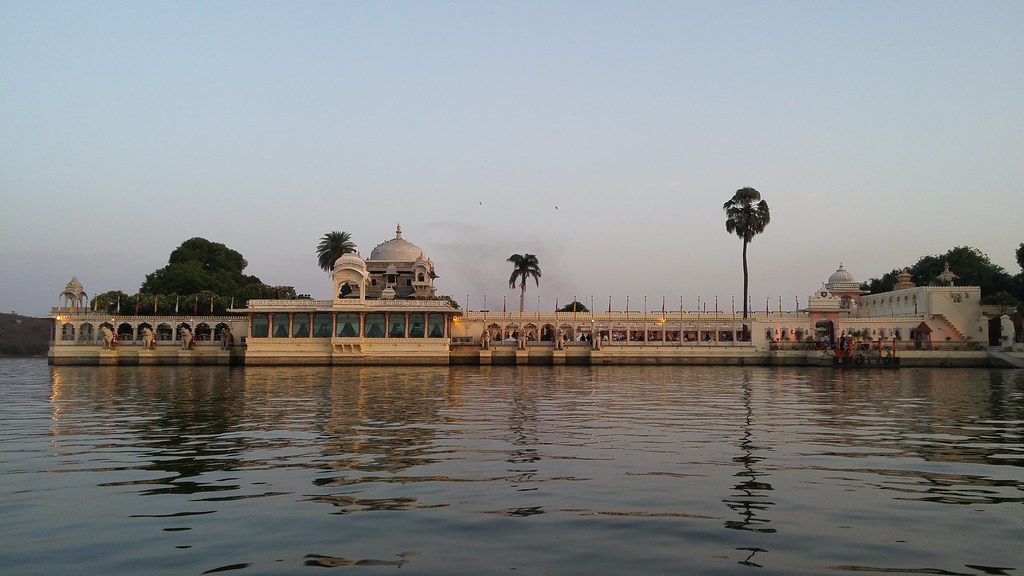 Jag Mandir island at sunset